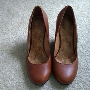Brown leather roundtoe shoe